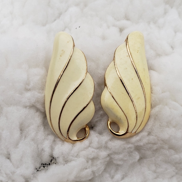 Mid-Century Gold-toned and Cream Costume Earrings - Picture 4 of 4